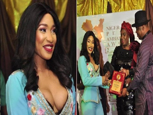 Tonto Dikeh and Her Boobs Receives the Niger Delta Humanitarian Peace Ambassador Award [Photos]