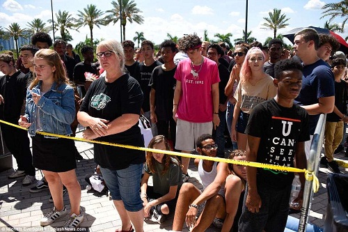 So Sad!!!Heart Melting Photos of Xxxtentacion Fans Crying At His Open-Casket Memorial [Photos]