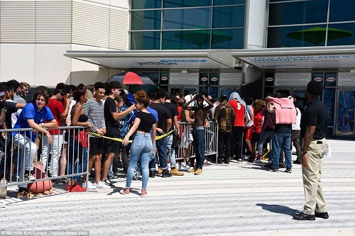 So Sad!!!Heart Melting Photos of Xxxtentacion Fans Crying At His Open-Casket Memorial [Photos]