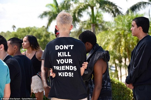 So Sad!!!Heart Melting Photos of Xxxtentacion Fans Crying At His Open-Casket Memorial [Photos]