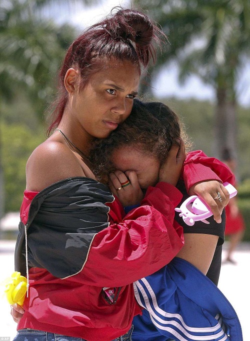 So Sad!!!Heart Melting Photos of Xxxtentacion Fans Crying At His Open-Casket Memorial [Photos]