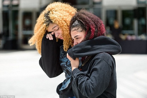 So Sad!!!Heart Melting Photos of Xxxtentacion Fans Crying At His Open-Casket Memorial [Photos]