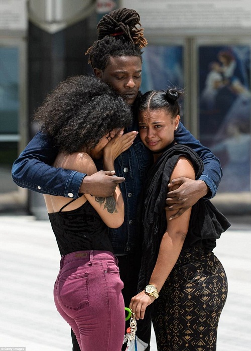 So Sad!!!Heart Melting Photos of Xxxtentacion Fans Crying At His Open-Casket Memorial [Photos]