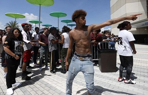 So Sad!!!Heart Melting Photos of Xxxtentacion Fans Crying At His Open-Casket Memorial [Photos]