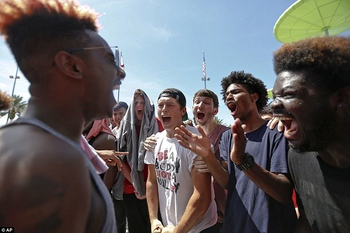 So Sad!!!Heart Melting Photos of Xxxtentacion Fans Crying At His Open-Casket Memorial [Photos]