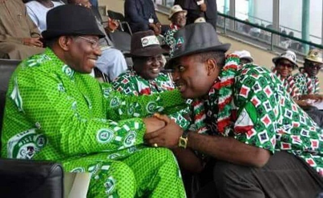 Angry Nigerians Digs out Photo of Actor Kenneth Okonkwo ‘Knelling’ Before Goodluck Jonathan as People Continue to Blast Him for Supporting Buhari [photos]